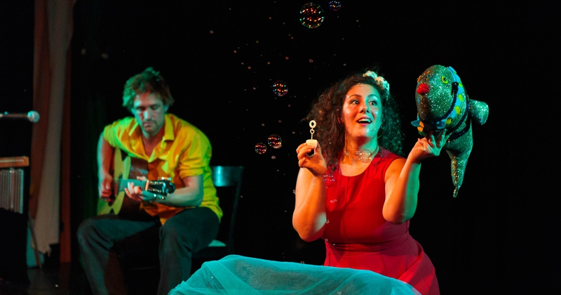 Maya Zingt de Wereld Rond