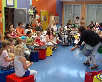 Afbeelding 2 Radio Afrika - workshop & interactief theatraal hoorspel met de klas.