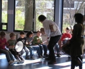 Afbeelding 3 Radio Afrika - workshop & interactief theatraal hoorspel met de klas.
